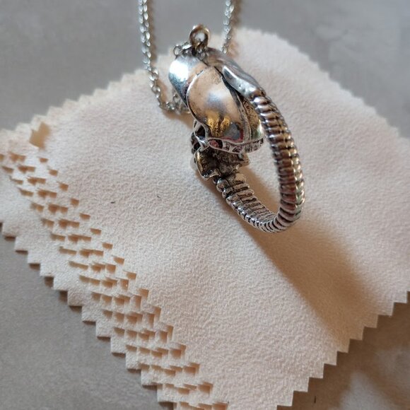 Xenomorph Pendant Alloy Chain Monster from Alien - Picture 3 of 9